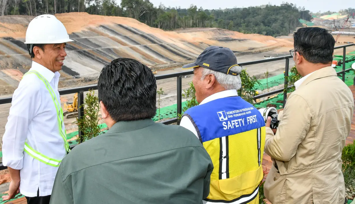 Presiden Joko Widodo atau Jokowi meninjau proyek pembangunan Jalan Tol Ibu Kota Nusantara (IKN) di Kabupaten Penajam Paser Utara, Provinsi Kalimantan Timur, Rabu (1/11/2023). Jalan tol tersebut akan menghubungkan Balikpapan ke kawasan IKN. (Foto: Dok. Sekretariat Presiden)