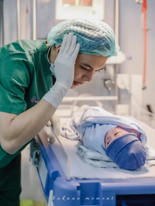 Bagi Rey Mbayang, saat ia dan Dinda Hauw mengurus buah hatinya sendiri juga akan menjadi cara untuk mendekatkan diri dengan sang anak ke depannya nanti. (Instagram/rey_mbayang)