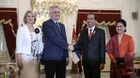 Presiden Jokowi didampingi Ibu Negara, Iriana Jokowi melakukan sesi foto bersama Presiden Republik Serbia, Tomislav Nikolic (Kiri) beserta istri, Dragica Nicolic di Istana Merdeka, Jakarta, Rabu (27/4). (Liputan6.com/Faizal Fanani)
