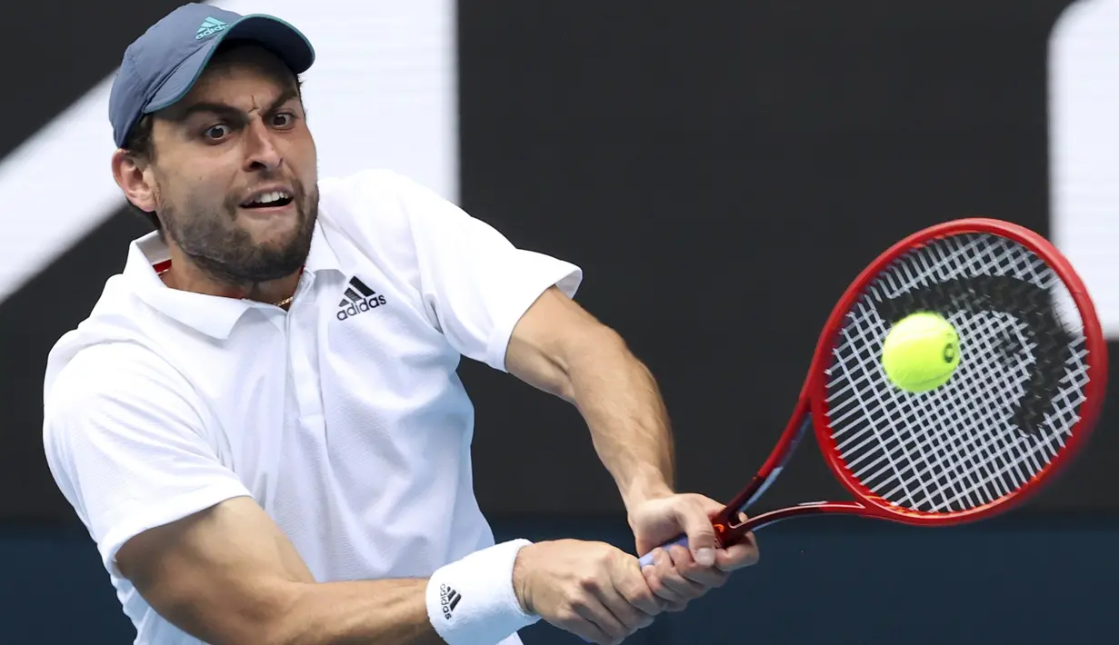 Dua minggu lalu, Karatsev membela tim Rusia bersama Daniil Medvedev, Andrey Rublev dan kapten bermain Evgeny Donskoy dalam turnamen beregu Piala ATP dan keluar sebagai juara. (Foto: AP/Hamish Blair)