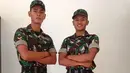 Anggota PS TNI, Ravi Murdianto dan Dimas Drajad, tampak keren menggunakan seragam TNI. (Instagram)