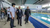 Presiden Federasi Akuatik Internasional atau World Aquatics, Husain Al-Musallam, mengunjungi Indonesia Open Aquatic Championships (IOAC) 2025 di Stadion Akuatik GBK, Jakarta Pusat, pada Rabu (12/11/2025). (Bola.com/Bagaskara Lazuardi)