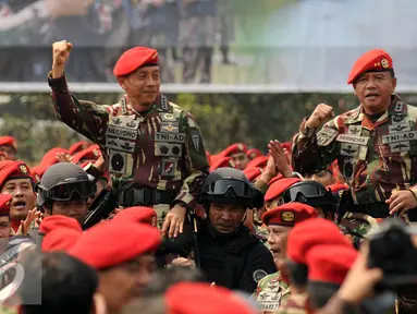 KSAD Jenderal TNI Mulyono (kiri) bersama Danjen Kopassus Mayjen TNI M Herindra dibopong pasukan baret merah usai upacara Penyematan Brevet Komando di Makopassus, Cijantung, Jakarta, Jumat (25/9/2015). (Liputan6.com/Helmi Fithriansyah)
