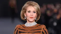 Aktris legendaris, Jane Fonda berjalan di catwalk menampilkan koleksi L'Oreal selama Paris Fashion Week, Minggu (1/10). Jane Fonda mencuri perhatian dengan mengenakan dress motif zebra dengan choker berlian yang menghias lehernya. (CHRISTOPHE SIMON/AFP)