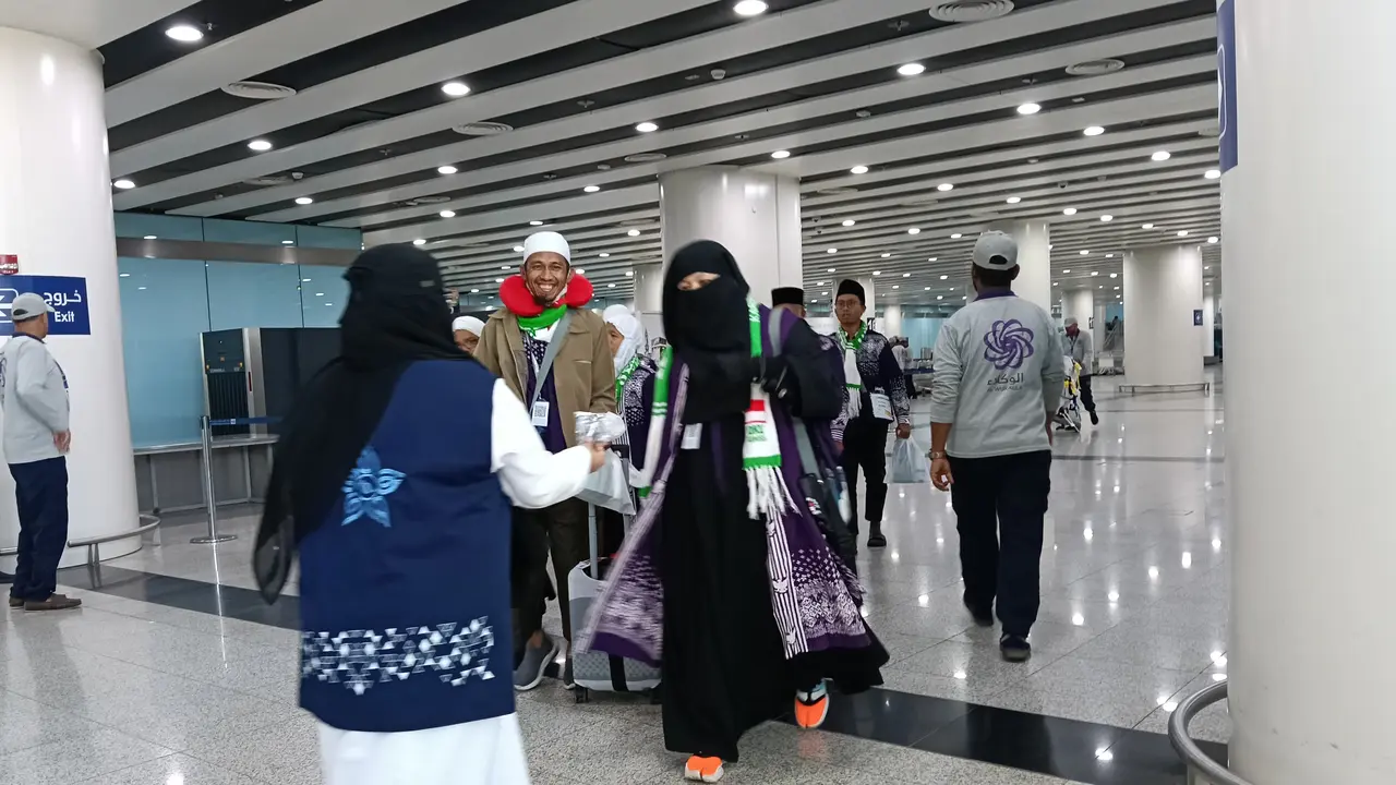 Jemaah Haji Indonesia Tiba di Bandara Madinah