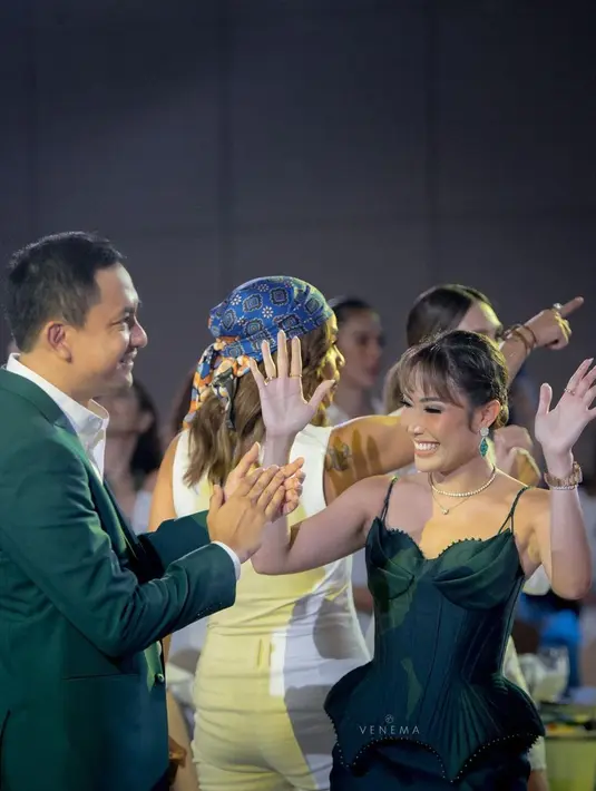 <p>Penampilan cantik Ayu Dewi dalam gaun malam berwarna hitam. Di sini, Ayu Dewi tampil mengenakan strappy dress berwarna hitam dengan detail aksen di bagian dada dan pinggang yang menambah kesan mewah pada keseluruhan penampilannya. Tatanan rambut yang digelung dan riasan wajah yang bold, serta aksesori seperti anting, kalung, dan jam tangan juga semakin menambah esensi elegan pada tampilan Ayu Dewi. Foto: Instagram.</p>