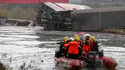 Petugas penyelamat saat akan melakukan evakuasi dengan menggunakan perahu mesin di sungai dekat Strasbourg, Perancis, Sabtu (14/11/2015). Peristiwa ini menewaskan 10 orang dan belasan lainnya terluka. (REUTERS/Vincent Kessler)