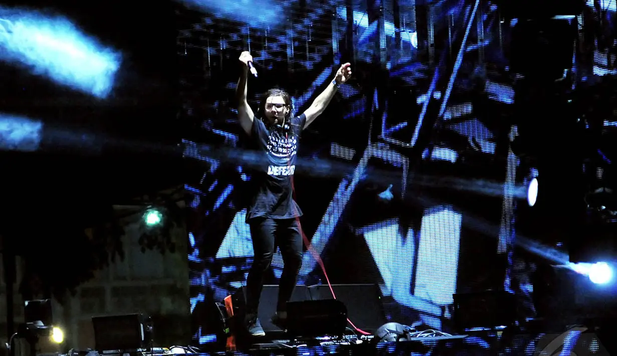 Skrllex tampil menggila di panggung Garuda Land dengan aksi aktraktifnya di Djakarta Warehouse Project (DWP) 2014, Sabtu (14/12/2014). (Liputan6.com/Faisal R Syam)