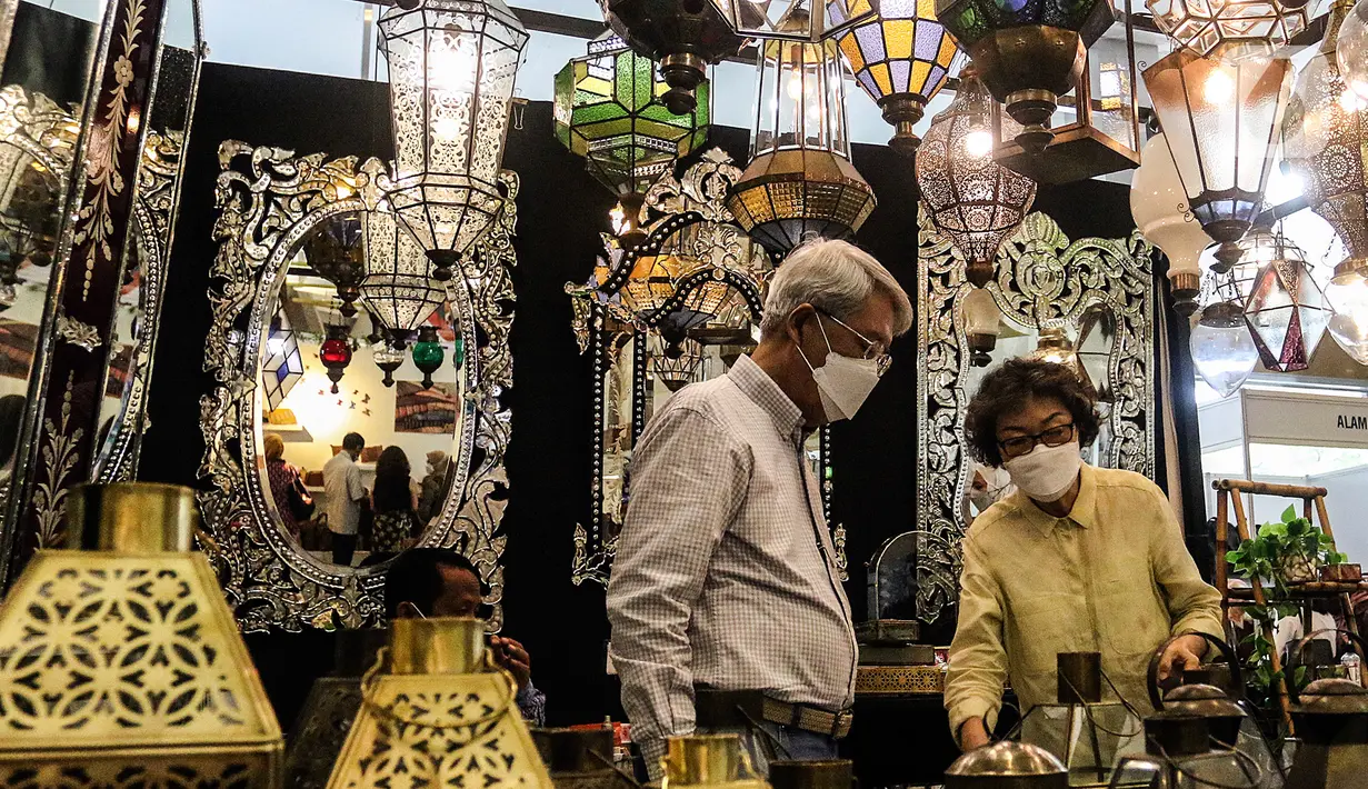 Pengunjung mengamati produk yang dipamerkan pada pameran International Handicraft Trade Fair (INACRAFT) di Jakarta Convention Center (JCC), Senayan, Jakarta, Kamis (24/3/2022). Setelah vakum selama dua tahun lamanya, Jakarta INACRAFT akhirnya akan kembali digelar. (Liputan6.com/Johan Tallo)