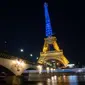 Sebuah foto menunjukkan Menara Eiffel di Paris diterangi dengan warna bendera nasional Ukraina, pada 9 Mei 2022. Memperingati Hari Eropa, Menara Eiffel memproyeksikan bendera Ukraina sebagai solidaritas untuk rakyat Ukraina di tengah invasi Rusia. (AFP)