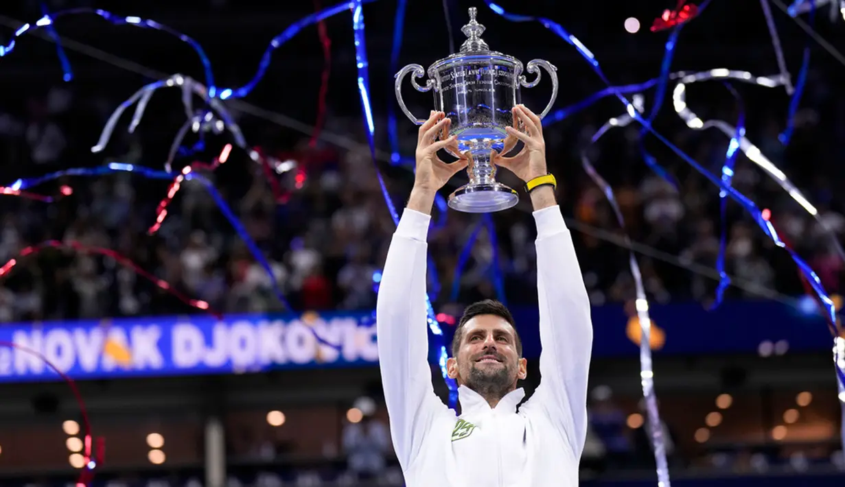 Djokovic pun berhak atas gelar US Open 2023 yang merupakan gelar keempatnya di turnamen ini atau yang pertama sejak 2018. Ini juga jadi gelar Grand Slam ke-24 Djokovic yang menyamai rekor Margaret Court. Artinya, Djokovic cuma butuh satu lagi tahun depan untuk jadi petenis dengan gelar Grand Slam terbanyak sepanjang sejarah. (AP Photo/Manu Fernandez)