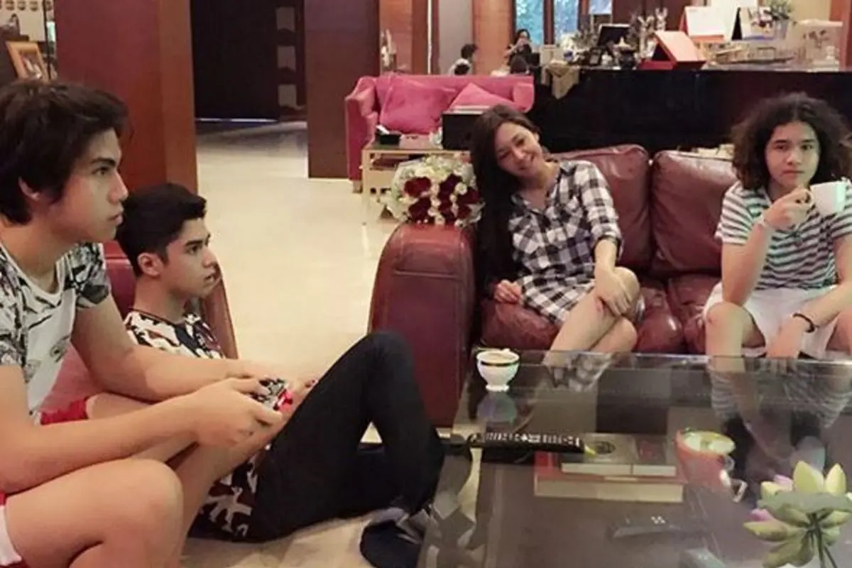 Maia Estianty bersama Al, El, dan Dul