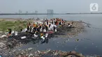 Petugas gabungan Dinas Lingkungan Hidup DKI Jakarta  membersihkan tumpukan sampah di kawasan Muara Angke, Jakarta Utara, Kamis (13/7/2023). Sebelumnya, tumpukan sampah di hutan mangrove tersebut viral di media sosial. (merdeka.com/Imam Buhori)