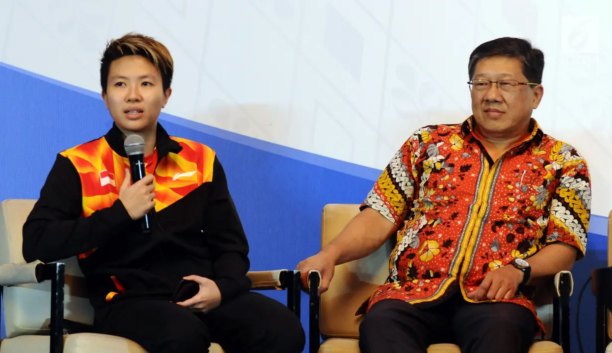 Pebulutangkis Indonesia, Liliyana Natsir (kiri) bersama perwakilan pelaksana BCA Indonesia Open 2017 Yoppy Rosimin memberi keterangan di Jakarta, Senin (22/5). Turnamen akan diikuti 310 pebulutangkis dari 21 negara. (Liputan6.com/Helmi Fithriansyah)
