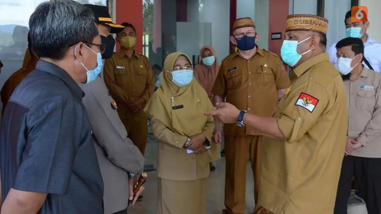 Gubernur Gorontalo Rusli Habibie saat berbincang dengan aparaturnya. foto.Humas (Arfandi Ibrahim/Liputan6.com)
