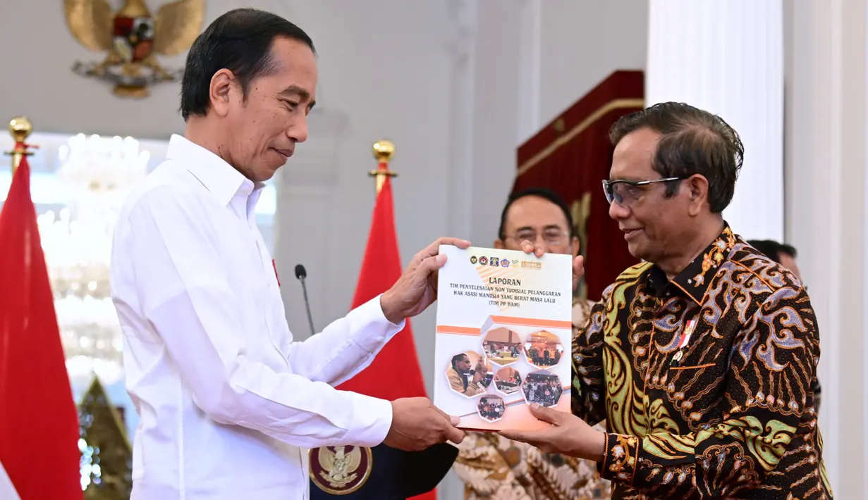 Presiden Joko Widodo (kiri) menerima laporan terkait pelanggaran HAM masa lalu dari Ketua Dewan Pengarah Tim Penyelesaian Non-Yudisial Pelanggaran HAM Berat Masa Lalu Mahfud MD (kanan) di Istana Merdeka, Jakarta, Rabu (11/1/2023). Pemerintah Indonesia mengakui terjadinya 12 pelanggaran HAM berat di masa lalu dan akan memulihkan hak-hak korban secara adil dan bijaksana tanpa menegasikan penyelesaian yudisial. (FOTO: Muchlis Jr-Biro Pres Sekretariat Presiden)
