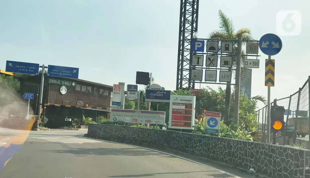 Suasana Rest Area Km 13,5 di Tol Tangerang, Banten, Selasa (19/5/2020). Jelang Lebaran 2020, PT Jasamarga Related Business (JMRB) menerapkan PSBB di semua rest area yang dikelolanya dengan membatasi waktu singgah pengunjung maksimal 30 menit. (Liputan6.com/Angga Yuniar)