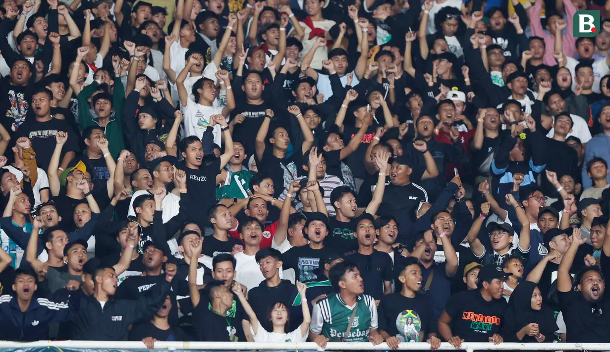Sekitar 5.000 pendukung Bajul Ijo menyaksikan tim tersayang dari tribun. (Bola.com/M Iqbal Ichsan)