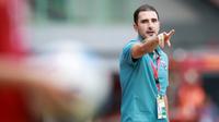 Pelatih Thailand U-19, Salvador Valero Garcia, mengamati permainan anak asuhnya saat melawan Vietnam U-19 pada laga perebutan tempat ketiga Piala AFF U-19 2022 di Stadion Patriot Chandrabhaga, Bekasi, Jumat (15/7/2022). (Bola.com/Bagaskara Lazuardi)