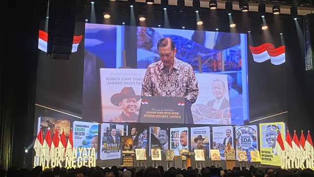 Ketua Dewan Ekonomi Nasional (DEN) Luhut Binsar Pandjaitan aat menghadiri Peluncuran dan Bedah Buku 10 Karya Nyata untuk Negeri Setengah Abad karya Menteri Energi dan Sumber Daya Mineral (ESDM) Bahlil Lahadalia.