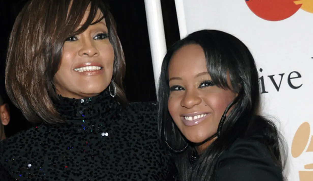 Mendiang Whitney Houston dan putrinya yang baru saja meninggal dunia setelah 7 bulan mengalami koma, Bobbi Kristina Brown. (via Buzzfeed.com)