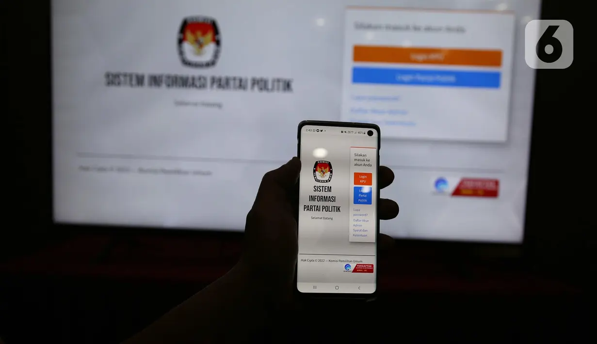 Anggota Komisi Pemilihan Umum (KPU) menunjukkan tampilan Sistem Informasi Partai Politik (Sipol) Pemilu 2024 di Jakarta, Jumat (24/6/2022). KPU meluncurkan Sipol Pemilu 2024 dan telah membuka aksesnya untuk memperlancar proses pendaftaran dan verifikasi partai politik. (Liputan6.com/Angga Yuniar)