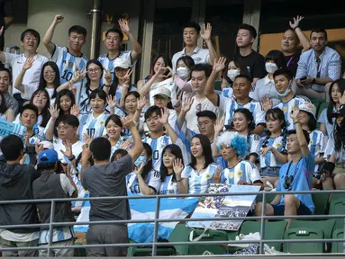 Penggemar Timnas Argentina di China berfoto saat menyaksikan tim berlatih satu hari menjelang pertandingan sepak bola persahabatan melawan Australia di Beijing, China, Rabu (14/6/2023). (AP Photo/Mark Schiefelbein)