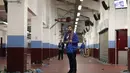 Suporter berjalan dekat lorong stadion saat  'Farewell Boleyn' usai melawan Machester United, (10/5/2016). (Action Images via Reuters/John Sibley)