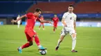 Pemain Timnas Indonesia U-24, Egy Maulana Vikri (kiri), mengontrol bola dan berusaha melewati hadangan&nbsp;pemain Kirgistan dalam laga Grup F Asian Games 2022 yang digelar di Zhejiang Normal University East Stadium, Jinhua, China, Selasa (19/9/2023) malam WIB. (Dok. NOC Indonesia)