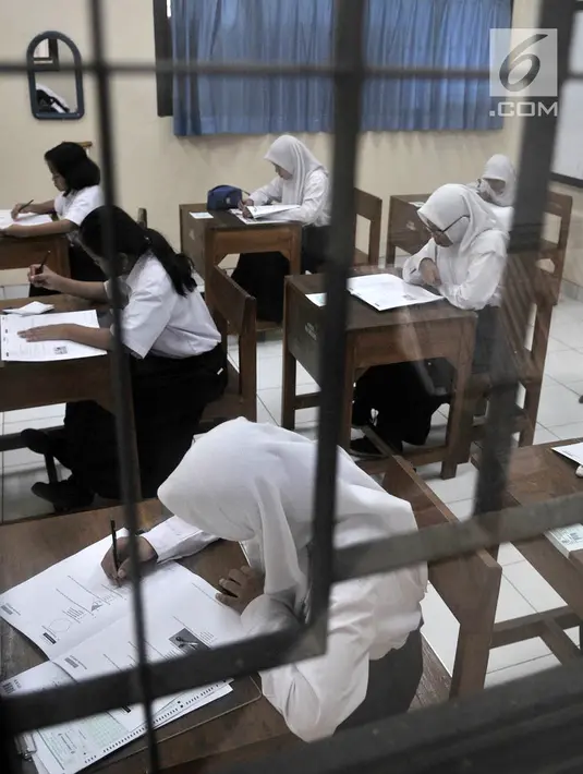 Suasana Ujian Nasional Kertas Pensil (UNKP) di SLB Negeri 7 Jakarta, Selasa (24/4). UNKP di SLB tersebut diikuti oleh delapan peserta. (Merdeka.com/Iqbal Nugroho)