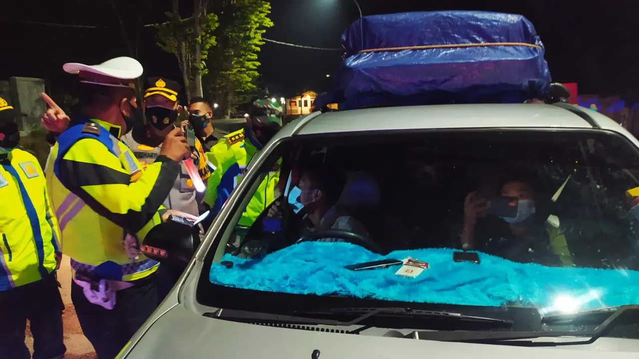 Dipimpin langsung Kapolres Garut selaku Ketua Tim Satgas Covid-19 Garut AKBP Wirdhanto Hadicaksono, petugas Satgas Covid-19 Garut akhirnya memutarbalik kendaraan pemudik Idul Adha yang menuju Garut.