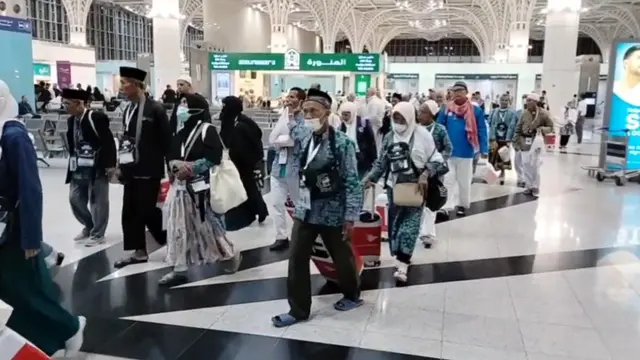 Kedatangan jemaah haji kuota tambahan yang tergabung dalam Kloter SOC-99 di Bandara Madinah.