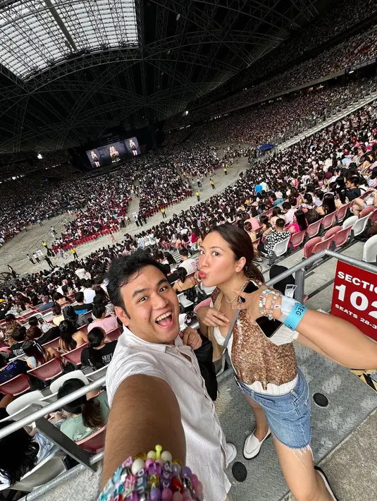 Bagaimana menurutmu dengan penampilan simpel menawan Sherina ini, Sahabat FIMELA? [Foto: Instagram/sherinamunaf]