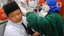Paramedis Puskesmas Cinere memeriksa kesehatan telinga murid kelas III di SDI Al Hidayah, Cinere, depok, Senin (12/9/20222). Selain pemeriksaan gigi, telinga, dan kuku yang dilakukan periodik 6 bulan sekali  juga dilakukan penyuluhan kesehatan dan pemberian obat cacing kepada anak-anak.
(merdeka.com/Arie Basuki)