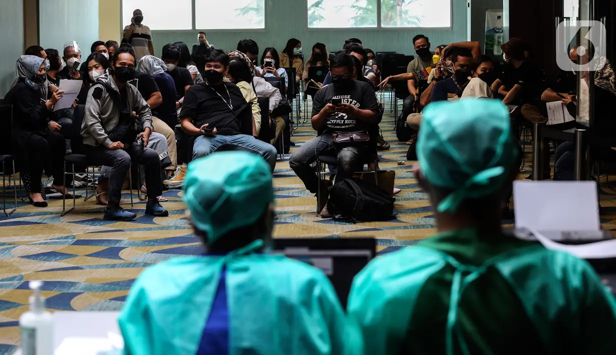 Karyawan Kapanlagi Youniverse (KLY) mengikuti vaksinasi COVID-19 di Hall SCTV Tower, Senayan City, Jakarta, Jumat (4/6/2021). Grup Emtek berharap kegiatan vaksinasi ini dapat mendukung pemerintah dalam menciptakan kekebalan komunal (herd immunity). (Liputan6.com/Johan Tallo)