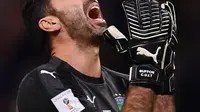 Kiper Italia, Gianluigi Buffon bereaksi selama menjamu Swedia pada playoff zona Eropa di Stadion San Siro, Selasa (14/11). Buffon tak bisa menahan air matanya setelah timnya gagal lolos ke Piala Dunia 2018. (Marco BERTORELLO / AFP)