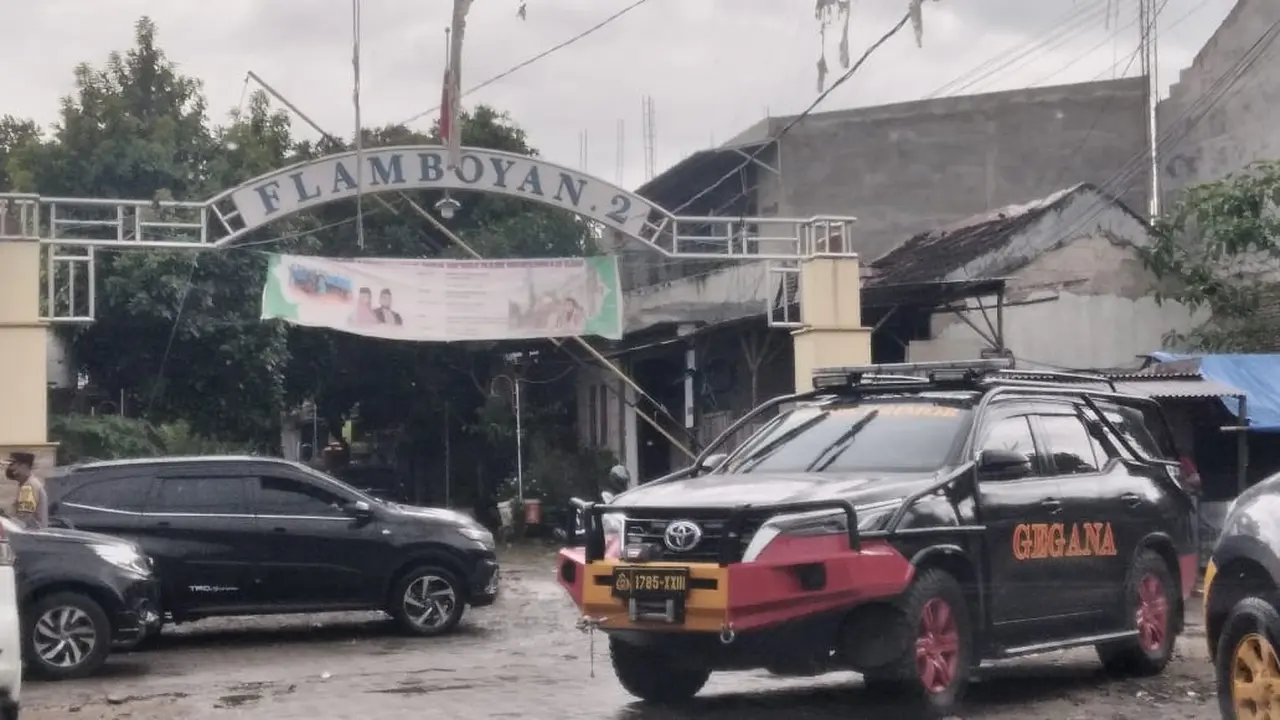 Polisi mengamankan lokasi di sekitar  Perum Taman Balaraja,