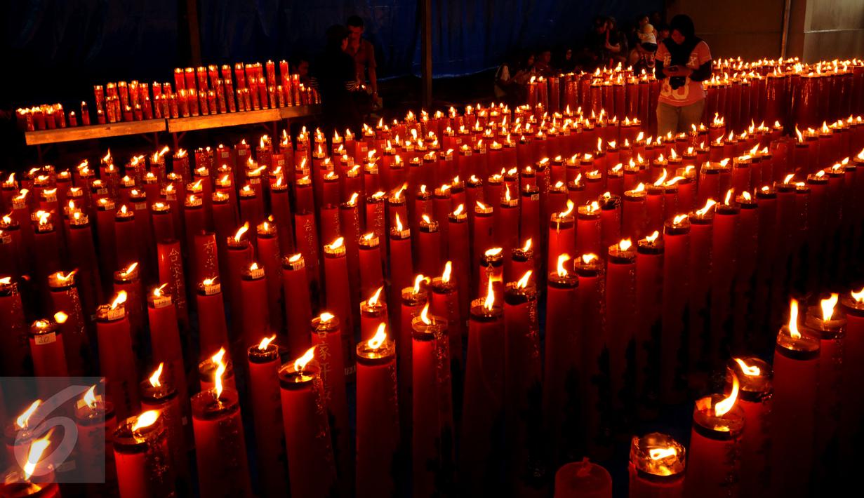 Ratusan lilin dinyalakan di Vihara Dhanagun saat Tahun Baru Imlek 2567, Bogor, Senin (8/2/2016). Vihara yang juga disebut sebagai Klenteng Hok Tek Bio menjadi pusat peribadatan umat Tionghoa Kota Bogor. (Liputan6.com/Helmi Fithriansyah)