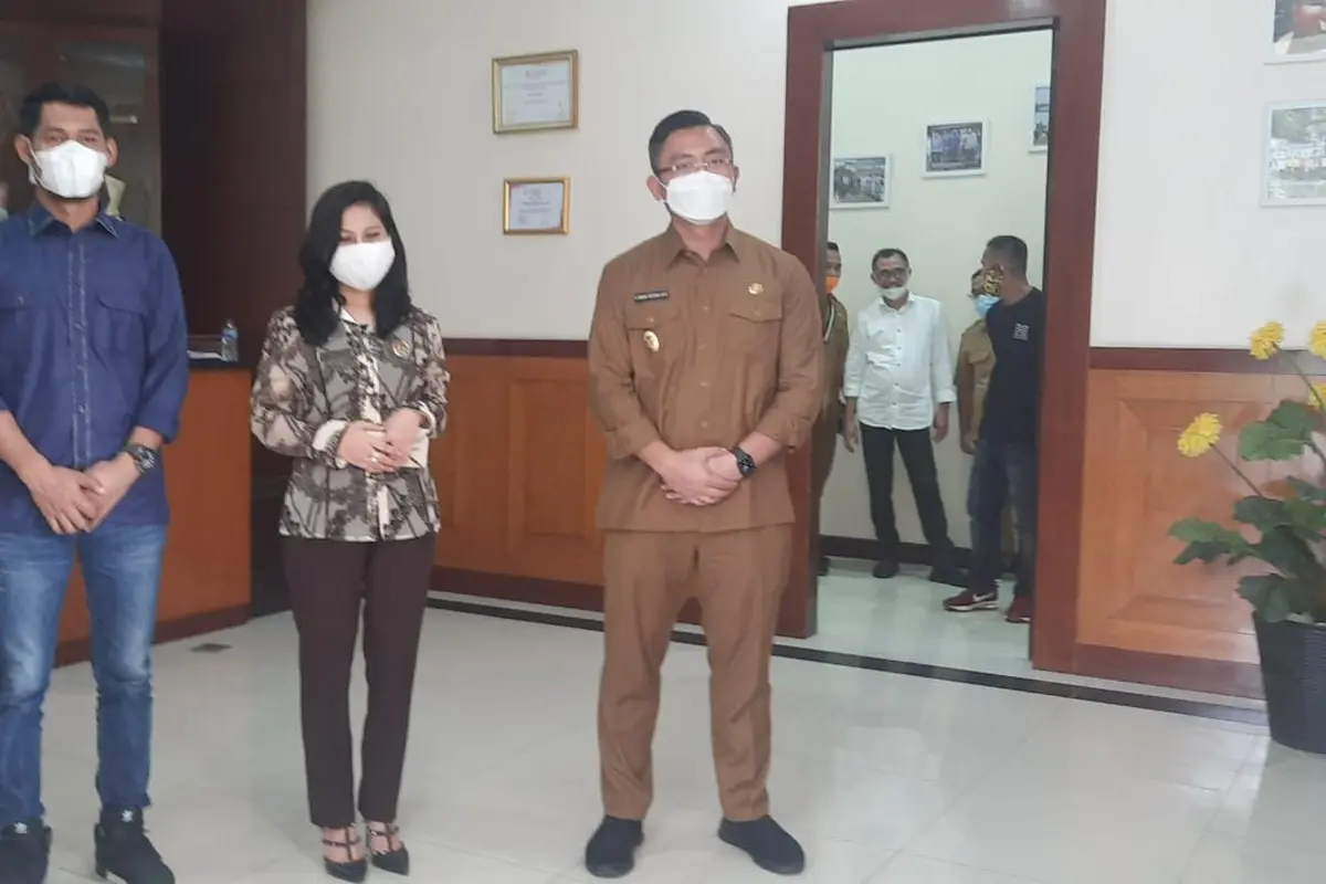 Satgas Toilet Indonesia Saat Bertemu Wagub Banten, Andhika Hazrumi di Kantornya. (Senin, 5/4/2021). (Liputan6.com/Yandhi Deslatama).