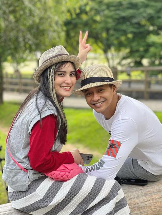 6 Potret Gaya Kasual Angbeen Rishi Liburan di Jepang Bareng Adly Fairuz, Stylish bak ABG