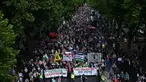 Para pengunjuk rasa pro-Palestina berbaris dalam "Pawai Nasional untuk Gaza", menyerukan "akhiri genosida" dan "hentikan persenjataan Israel", pada tanggal 6 Juli 2024. (JUSTIN TALLIS/AFP)