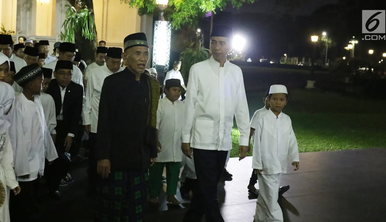 Presiden Joko Widodo (Jokowi) bersama anak-anak yatim se-Jabodetabek berjalan beriringan menuju masjid yang berada di halaman Istana, Jakarta, Senin (12/6). (Liputan6.com/Angga Yuniar)