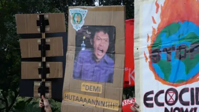 poster nyeleneh mahasiswa