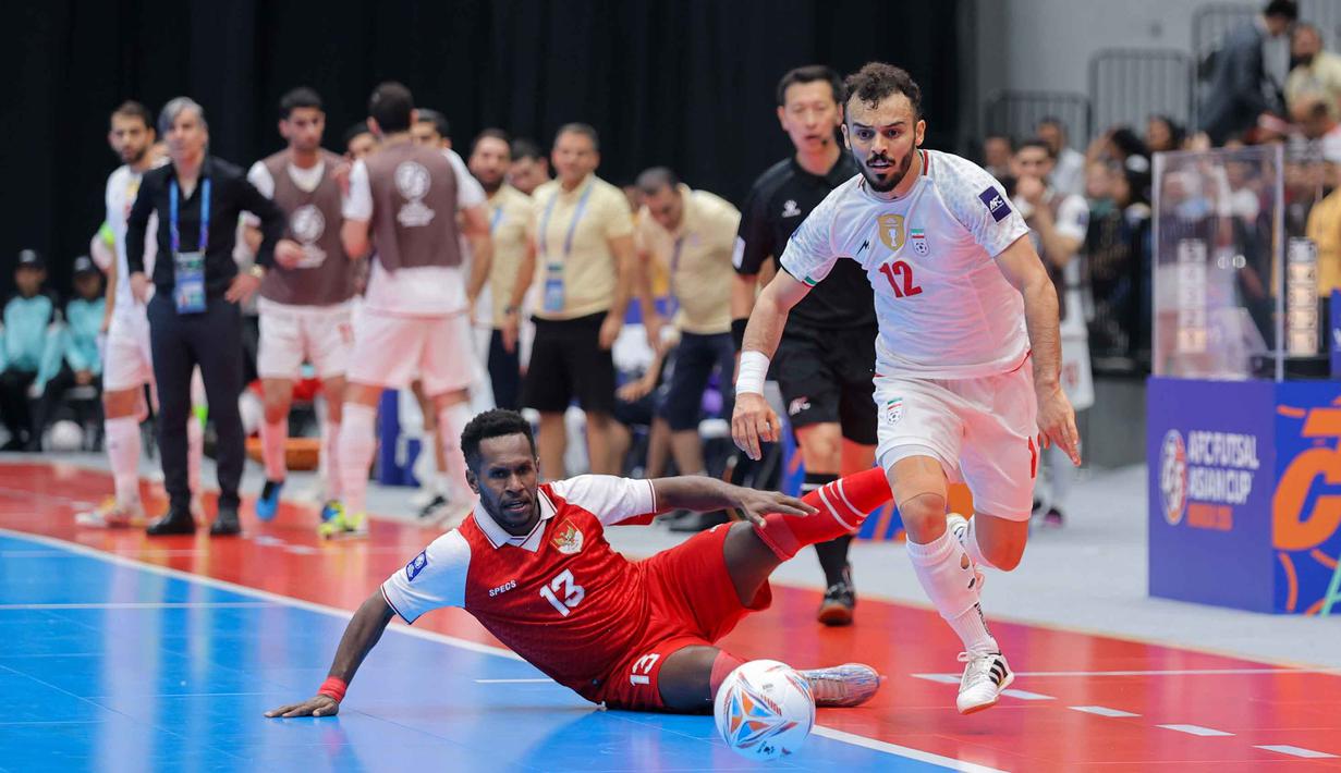 Tiga menit menjelang waktu normal berakhir, Iran mencetak gol penyeimbang untuk mengubah skor menjadi 4–4, sekaligus memaksa laga berlanjut ke babak tambahan. Tampak dalam foto, pemain Timnas Futsal Indonesia, Wendy Brian Lindrey (kiri) berebut bola dengan pemain Iran pada final Piala Asia Futsal 2026 di Indonesia Arena, Kompleks Gelora Bung Karno, Senayan, Jakarta, Sabtu (7/2/2026). (Bola.com/Bagaskara Lazuardi)