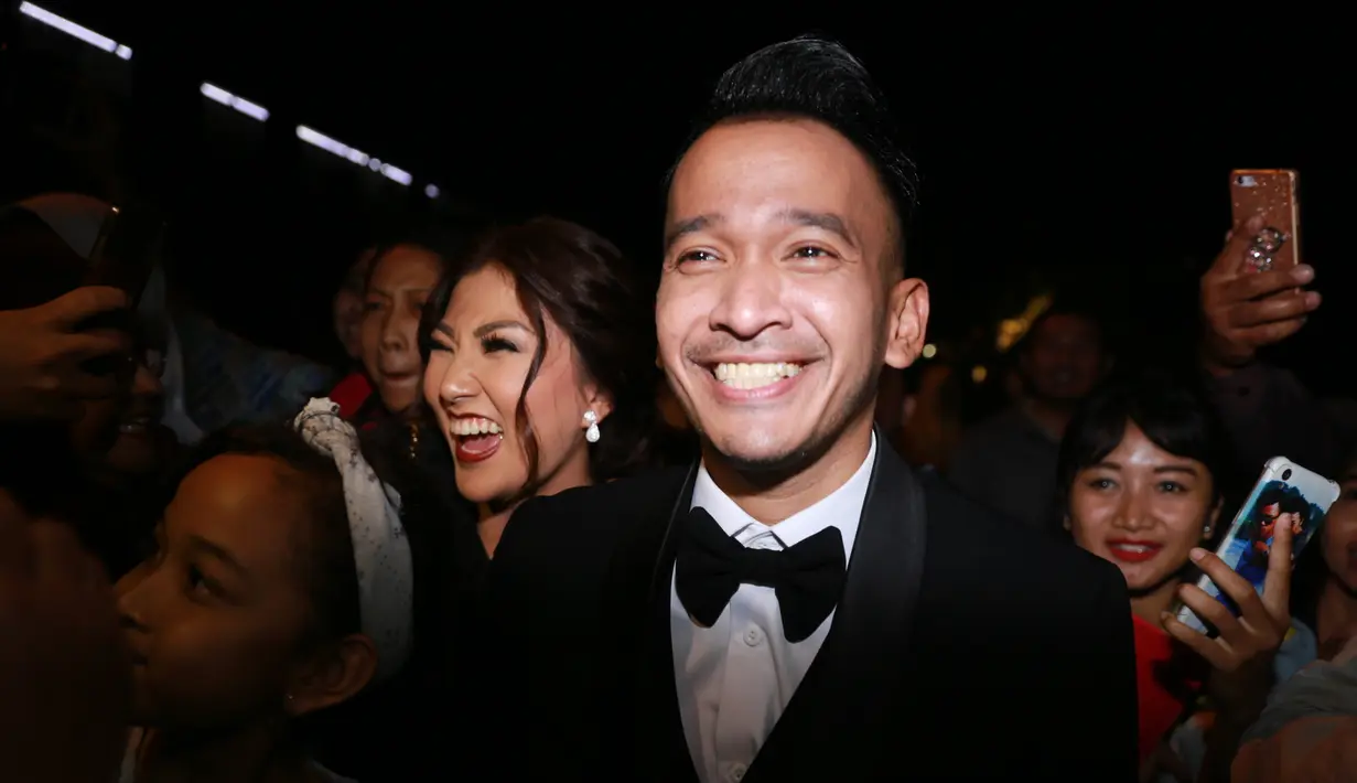 Untuk presenter sekaligus pelawak yang satu ini memang sudah sangat senang saat mendapat undangan dari Presiden Jokowi. Ruben Onshu, di tengah kesibukannya akhirnya datang ke Solo untuk acara pernikahan ini. (Adrian Putra/Bintang.com)