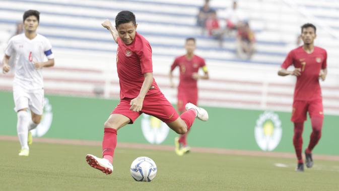 Gelandang Timnas Indonesia U-22, Evan Dimas, berusaha melepaskan tendangan saat melawan Myanmar U-22 di di Stadion Rizal Memorial, Manila, Sabtu (7/12). Indonesia menang 4-2 atas Myanmar. (M Iqbal Ichsan)