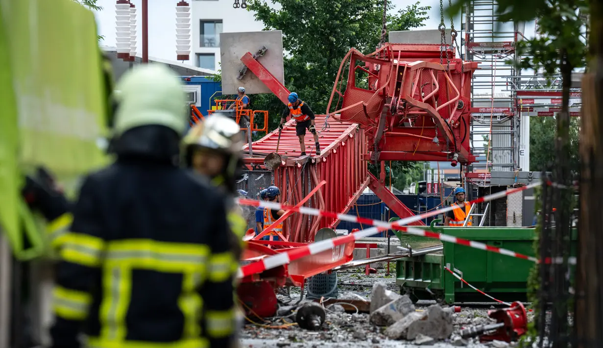 Badai tersebut "sayangnya menyebabkan kematian satu orang berusia 50-an tahun setelah sebuah derek konstruksi roboh," kata polisi Neuchatel. (Fabrice COFFRINI / AFP)