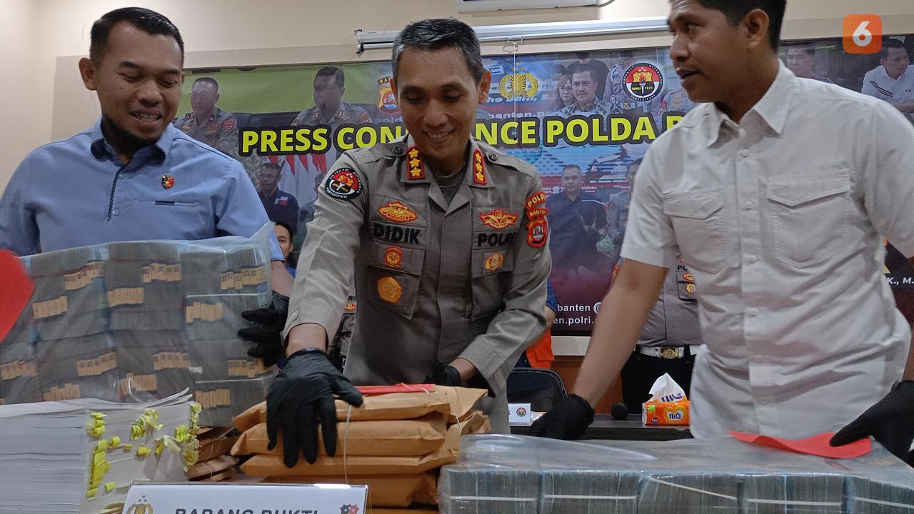 {enam[akam uang nyaris Rp1 miliar hasil korupsi di Polda Banten. (Selasa, 03/10/2023). (Yandhi Deslatama/Liputan6.com).