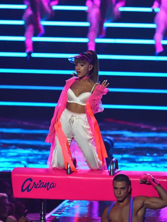 Kedatangan Ariana di rumah sakit tentu menjadi salah satu penyemangat korban untuk segera sembuh. Hal ini nampaknya juga mengobati keterpurukan Ariana yang tak bisa banyak berkta-kata setelah ledakan. (AFP/Bintang.com)