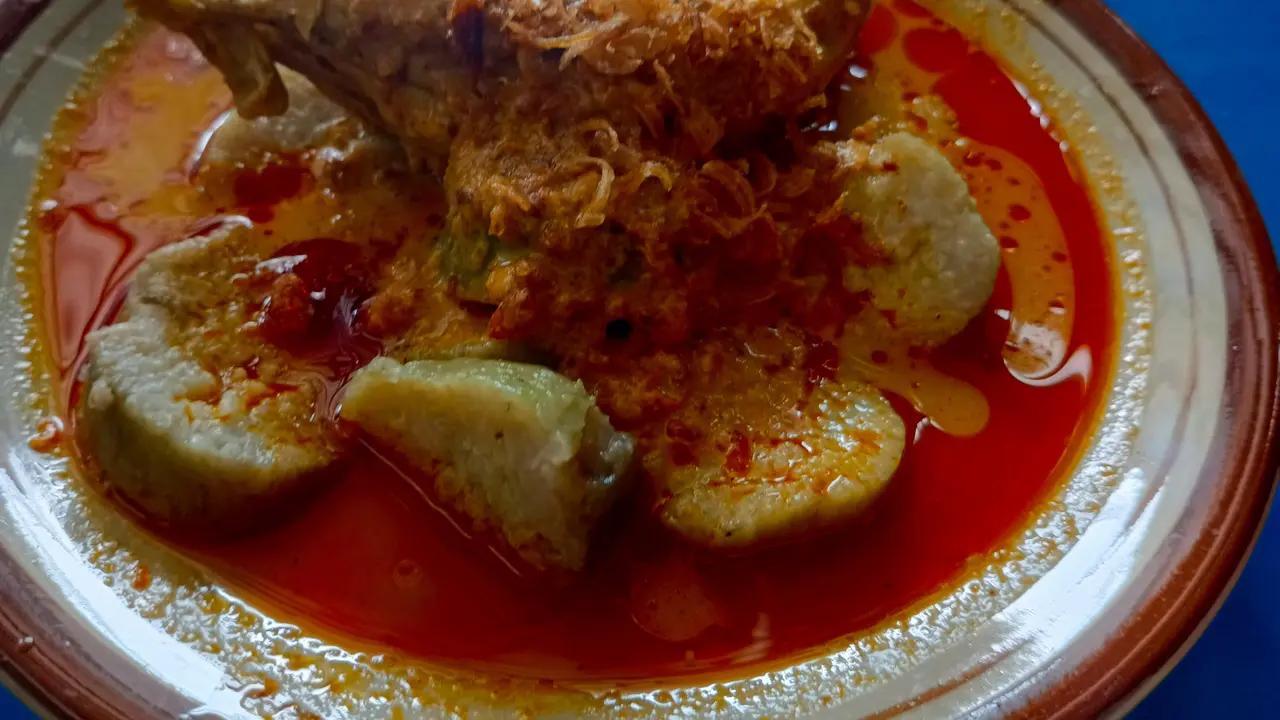 Lontong Mbleyer pedasnya bisa disetel sesuai keinginan. (Liputan6.com/Ahmad Adirin)